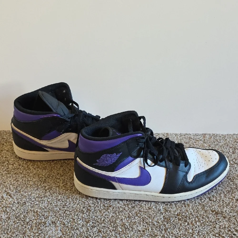 Nike Air Jordan 1 Mid Sneakers Size 11
